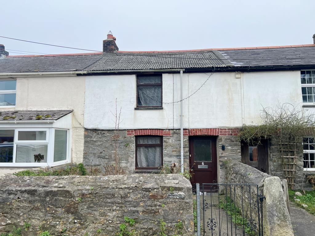 Lot: 60 - TERRACED COTTAGE FOR IMPROVEMENT WITH GARDEN AND GARAGE -